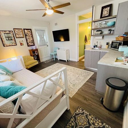 Coastal Chic Suite With Kitchenette And Private Entrance Saint Petersburg Eksteriør billede