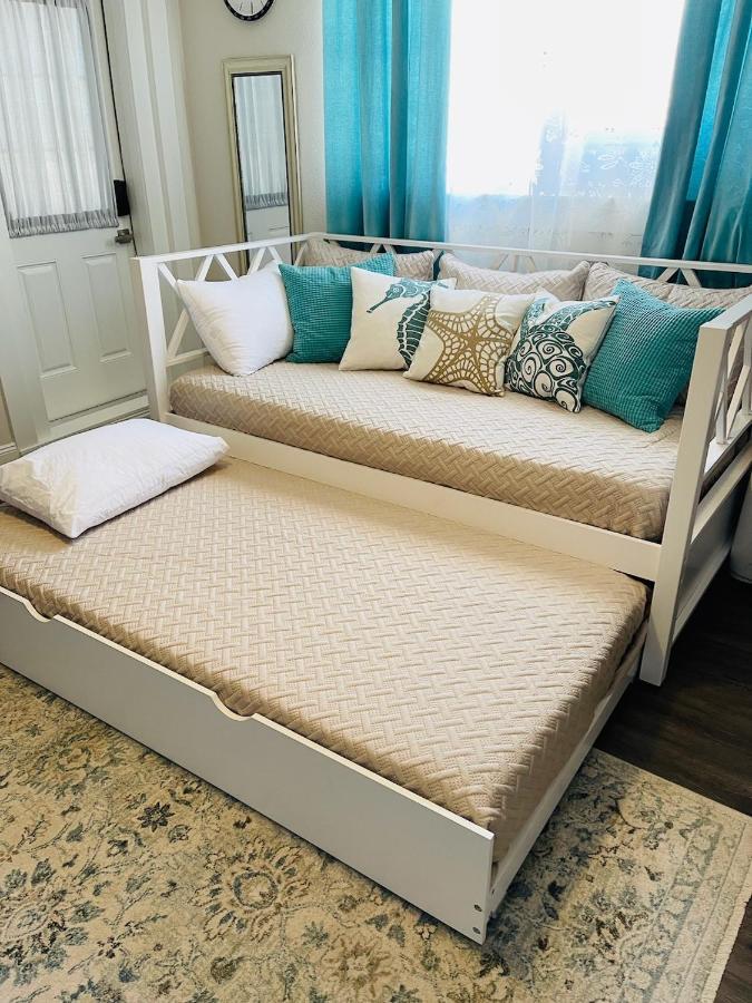 Coastal Chic Suite With Kitchenette And Private Entrance Saint Petersburg Eksteriør billede