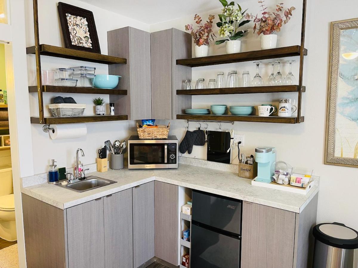 Coastal Chic Suite With Kitchenette And Private Entrance Saint Petersburg Eksteriør billede