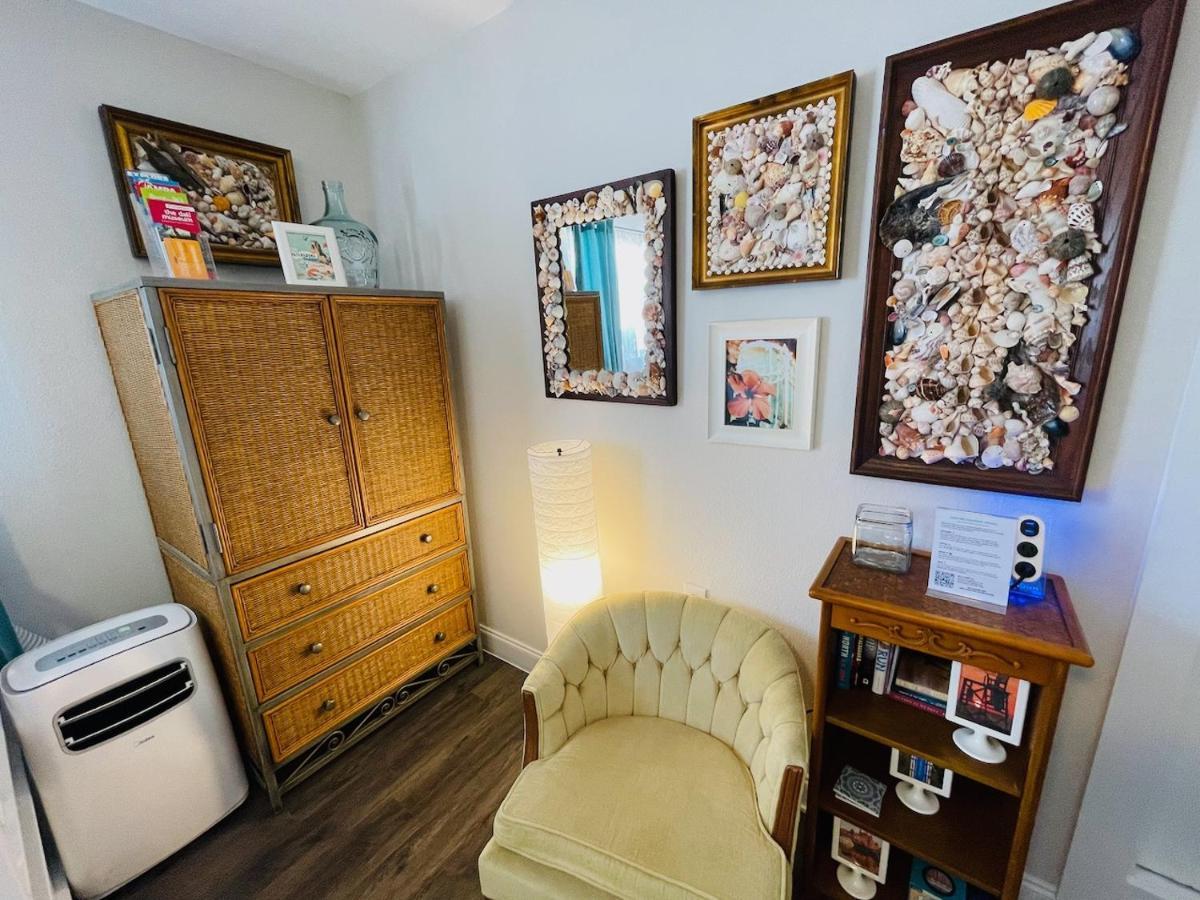 Coastal Chic Suite With Kitchenette And Private Entrance Saint Petersburg Eksteriør billede